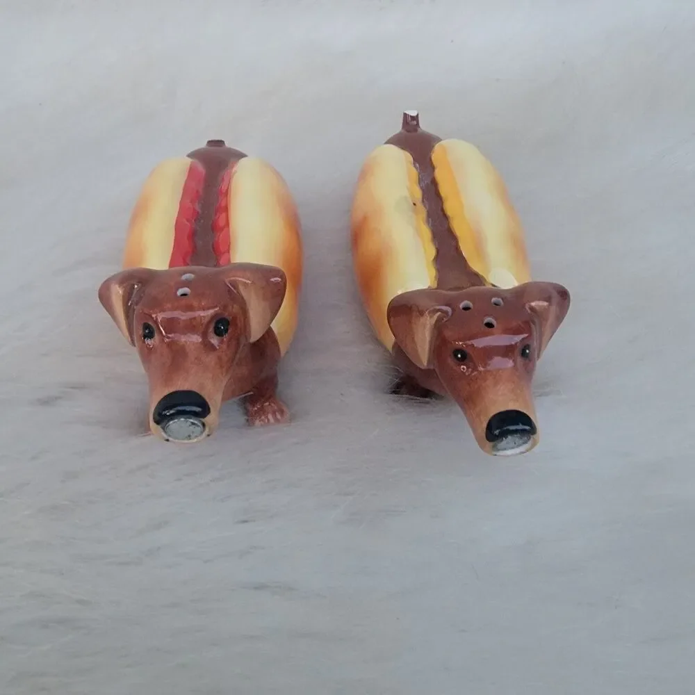 Dachshunds Attractives Ceramic Salt  Pepper Shakers Set Novely See Discription